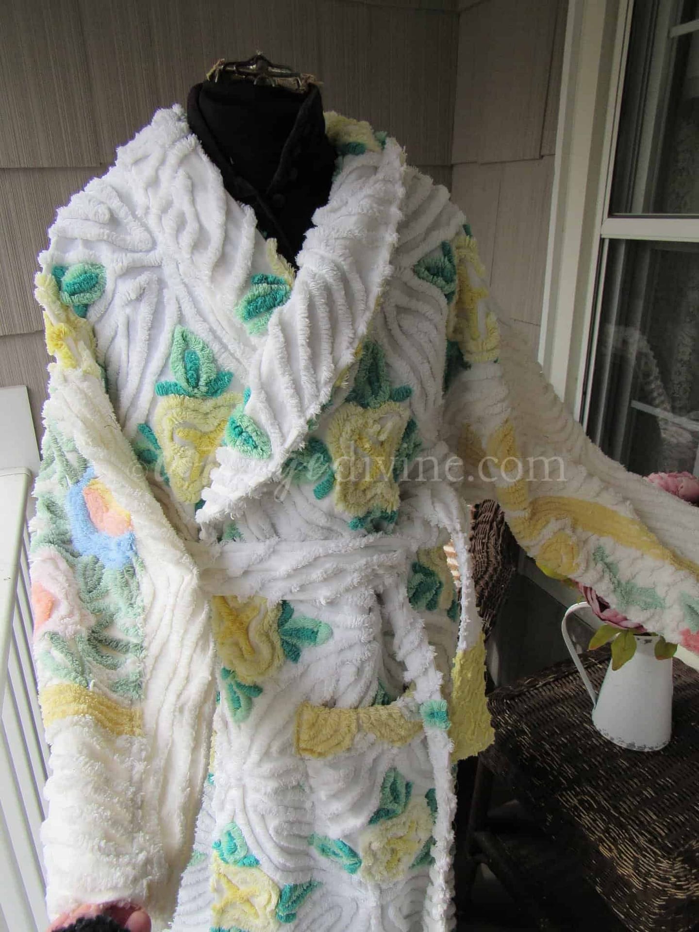 Bed of Roses Vintage Chenille Robe, Upcycled Bathrobe from Yellow Rose Bloom Bedspread, Plus Size 1x